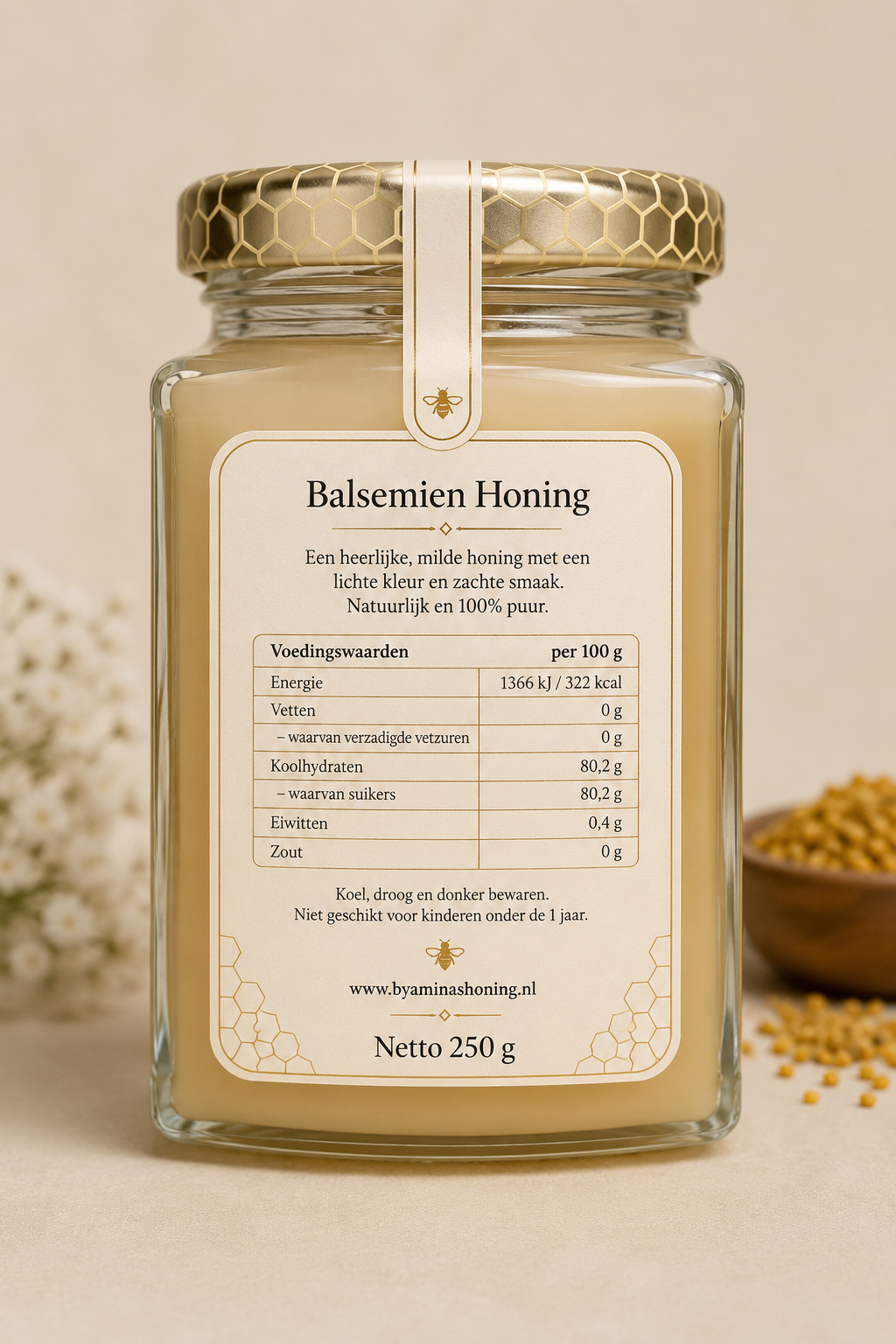 By Amina's Honing Balsemien Honing – achterkant met voedingswaarden, romige lichtgele honing in vierkante pot