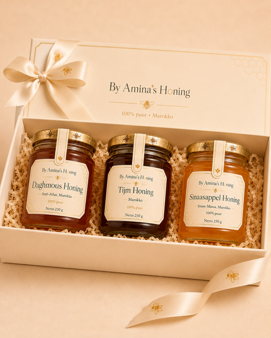 By Amina's Honing geschenkset – cremekleurige doos met strik en drie potten Marokkaanse honing: Daghmous, tijm, sinaasappel