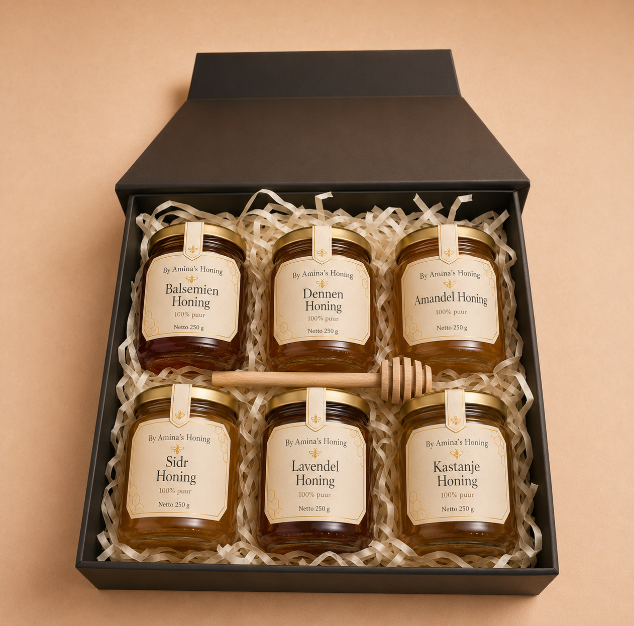 By Amina's Honing Pakket – donkere geschenkdoos met zes potten honing van 250 g en houten honinglepel in papiervulling